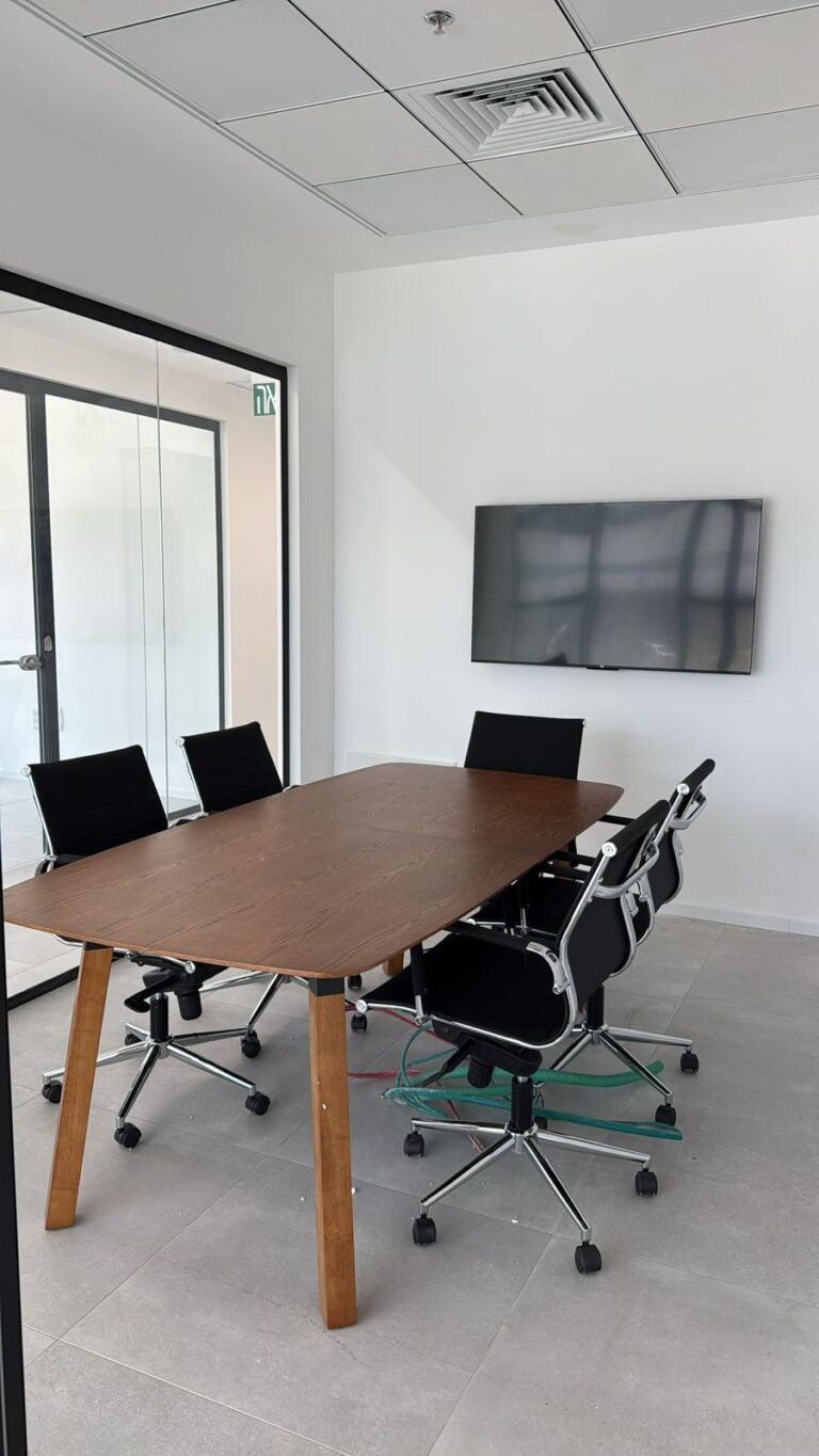 כסא לחדר ישיבות טופ נילוס - דמוי עור שחור, מגיע מורכב photo review