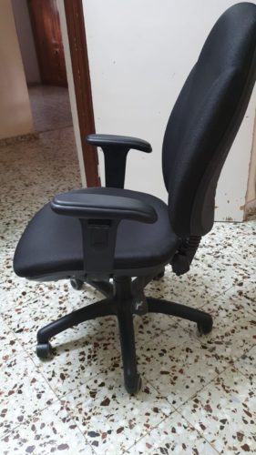 כסא משרדי אתלטיקו בצבע שחור עם ידיות T, מגיע מורכב | קפרה