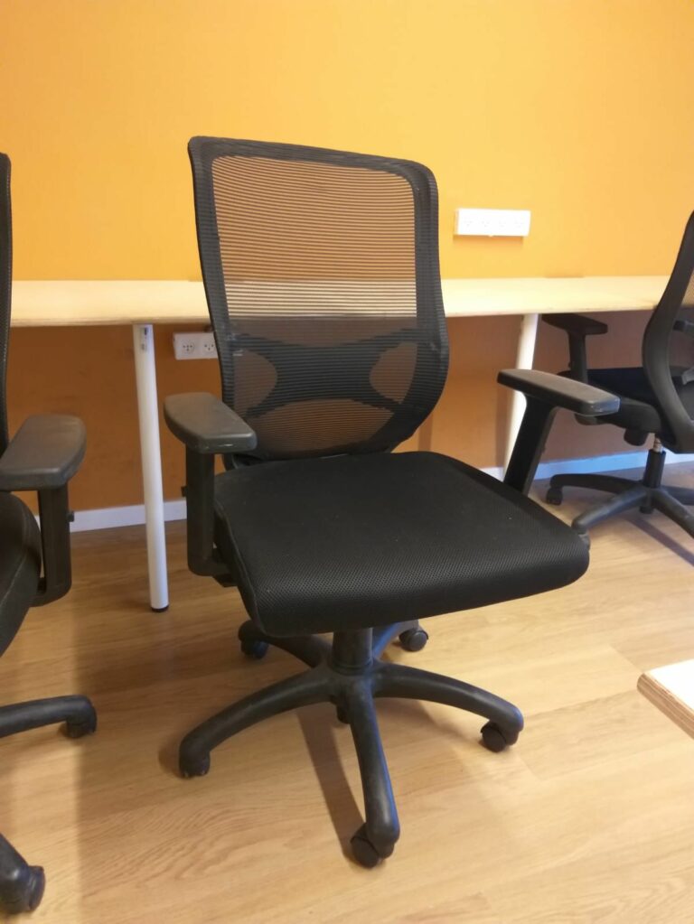 כסא מנהלים גב רשת למחשב וחדרי ישיבות קאן סער מורכב ומוכן לישיבה | Kapra