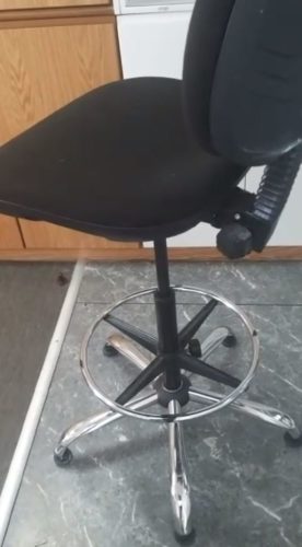 כסא שרטט גבוה שחור עם חישוק רגליים למעבדה ודלפק | קפרה כסאות