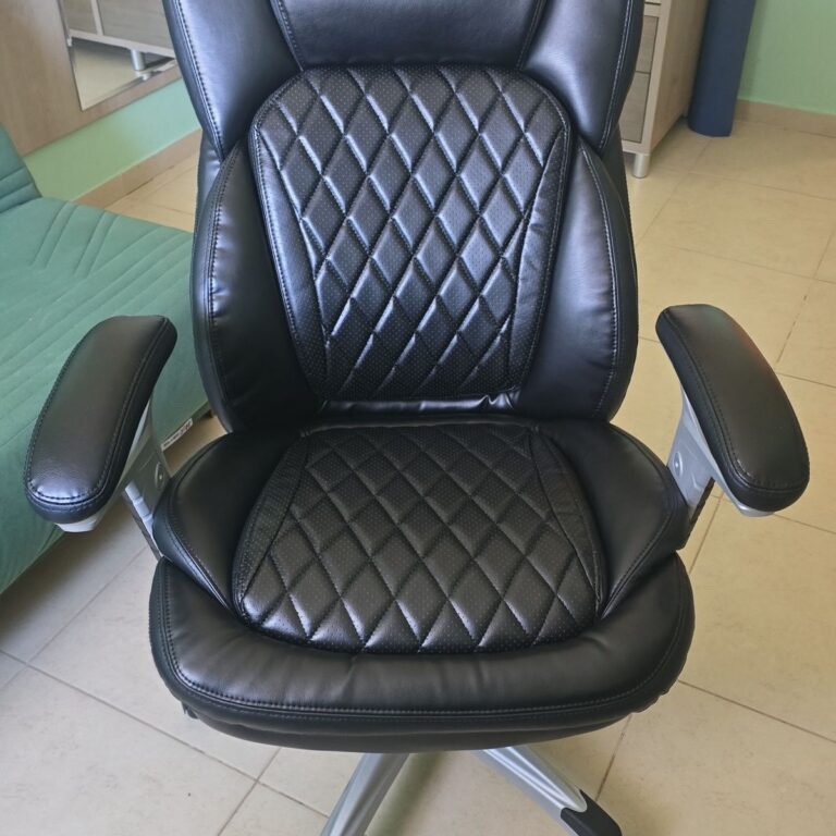 כסא מנהלים אורתופדי רחב שחור דגם רוני פייזלי מגיע מורכב מבית קפרה