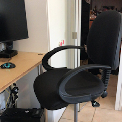 כסא שרטט גבוה מרופד עם ידיות, כסא מעבדה ודלפק מתכוונן – מגיע מורכב