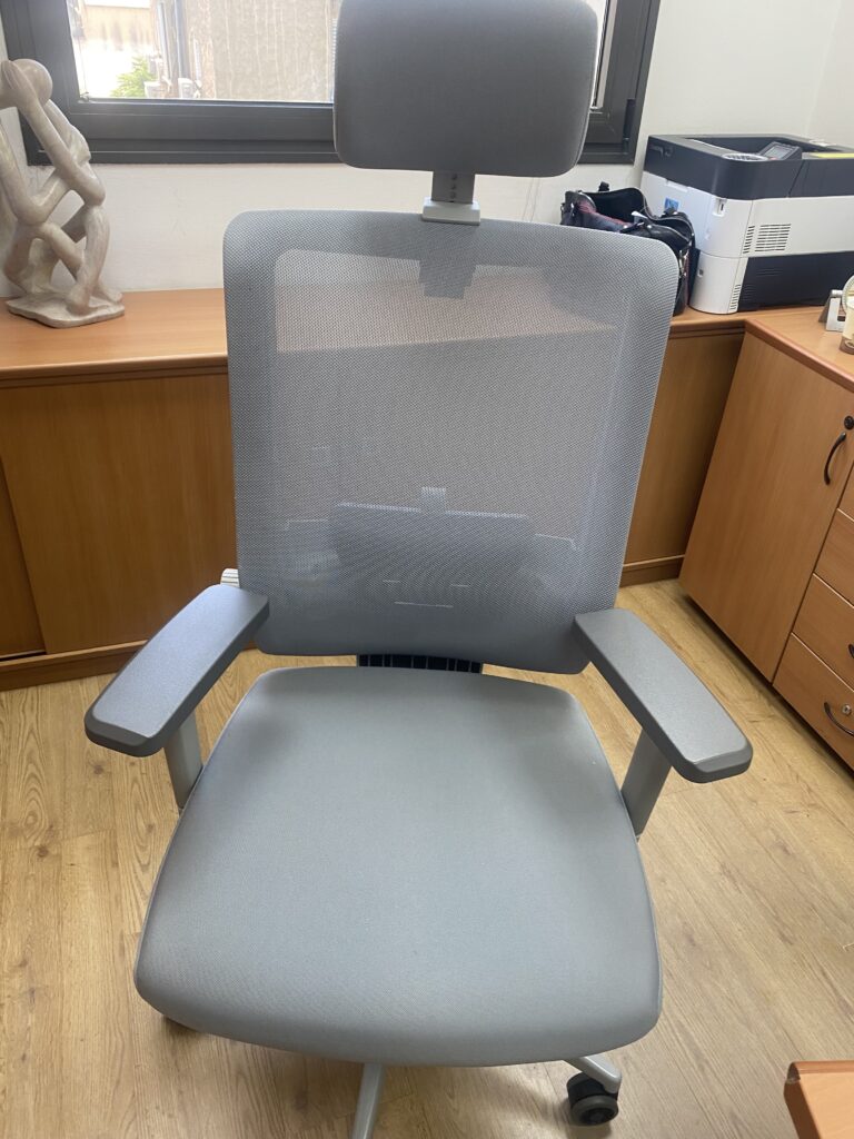 כסא מנהלים ארגונומי מתכוונן נועם אפור עם משענת ראש photo review