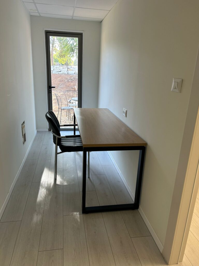 שולחן מחשב משרדי רגלי חלון יציב ומעוצב מעץ | Kapra photo review