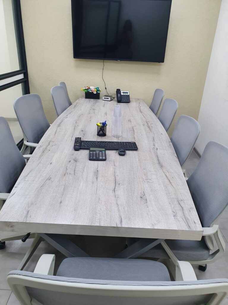 כסא לחדר ישיבות בילי אפור - כסא משרדי עם גב רשת, מגיע מורכב photo review