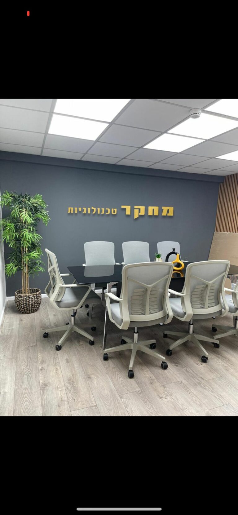 כסא לחדר ישיבות בילי אפור - כסא משרדי עם גב רשת, מגיע מורכב photo review