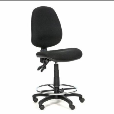כסא שרטט גבוה שחור עם חישוק רגליים למעבדה ודלפק | קפרה כסאות