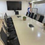 כסא ישיבות מרופד תבור עם גב בינוני, ריפוד PU שחור ובסיס ניקל | קפרה