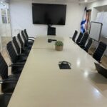 כסא ישיבות מרופד תבור עם גב בינוני, ריפוד PU שחור ובסיס ניקל | קפרה