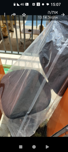 כסא שרטט גבוה שחור עם חישוק רגליים למעבדה ודלפק | קפרה כסאות