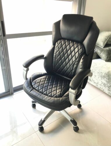 כסא מנהלים אורתופדי רחב שחור דגם רוני פייזלי מגיע מורכב מבית קפרה