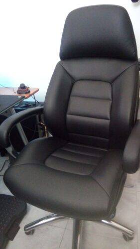 כסא מנהלים לכבדי משקל אס ריינג'רס שחור דמוי עור 150 ק״ג עם מושב רחב 57 ס״מ קפרה