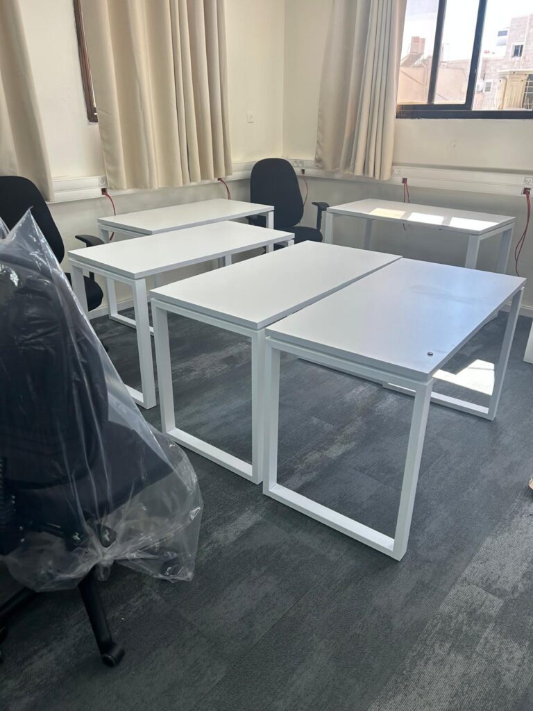 שולחן כתיבה משרדי עם רגלי חלון - מורכב ומוכן לעבודה photo review