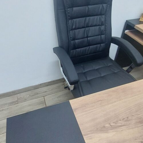 כסא מנהלים שחור עם גב גבוה מרופד | קפרה כסאות מנהלים