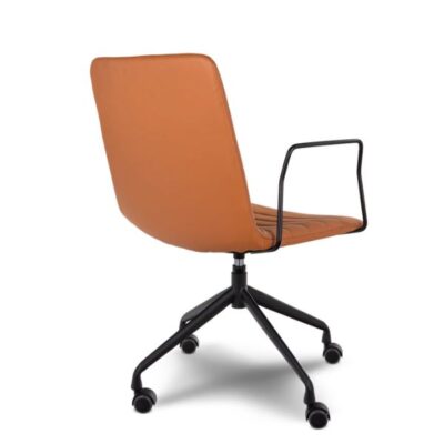 כסא ישיבות מתכוונן ג'וליה קאמל דמוי עור, מגיע מורכב | קפרה